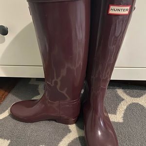Woman’s burgundy Hunter rain boots